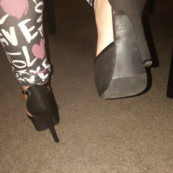 Black t strap platform heels - Picture 3 of 3
